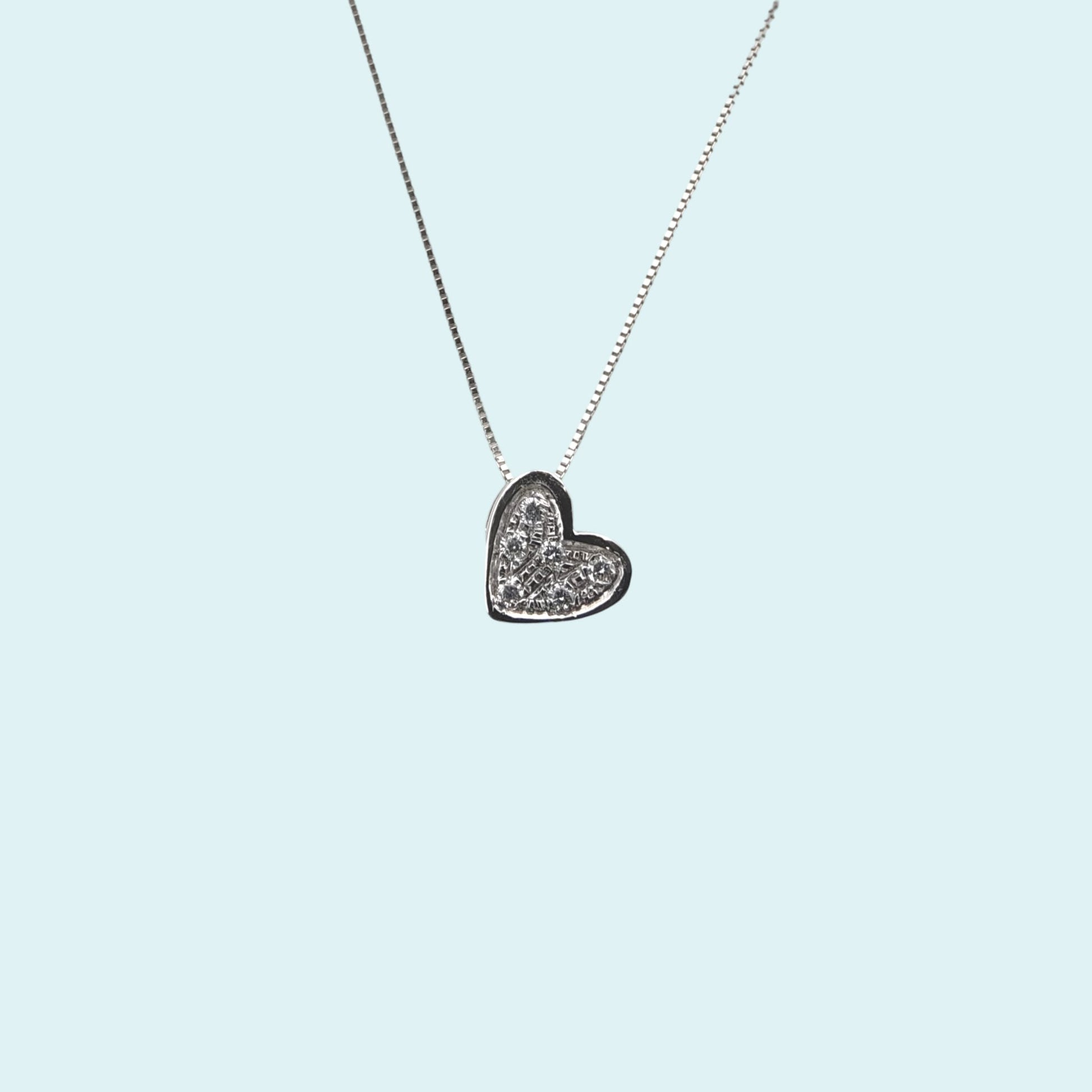Girocollo in oro bianco 18kt cm 45 di Meteore Gioielli con pendente a forma di cuore che scende obbliquo con pavé di diamanti naturali taglio brillante.