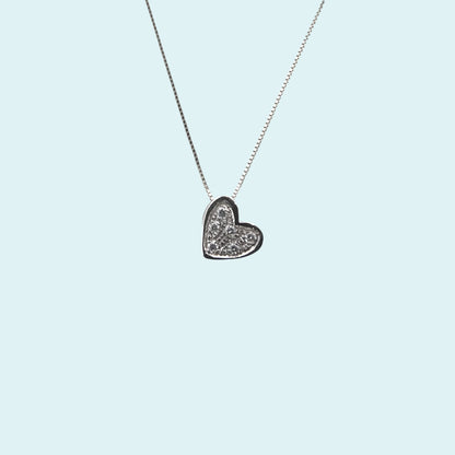 Girocollo in oro bianco 18kt cm 45 di Meteore Gioielli con pendente a forma di cuore che scende obbliquo con pavé di diamanti naturali taglio brillante.