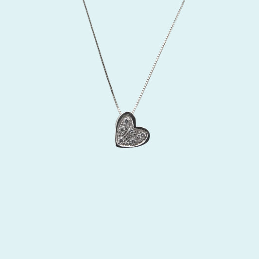Girocollo in oro bianco 18kt cm 45 di Meteore Gioielli con pendente a forma di cuore che scende obbliquo con pavé di diamanti naturali taglio brillante.