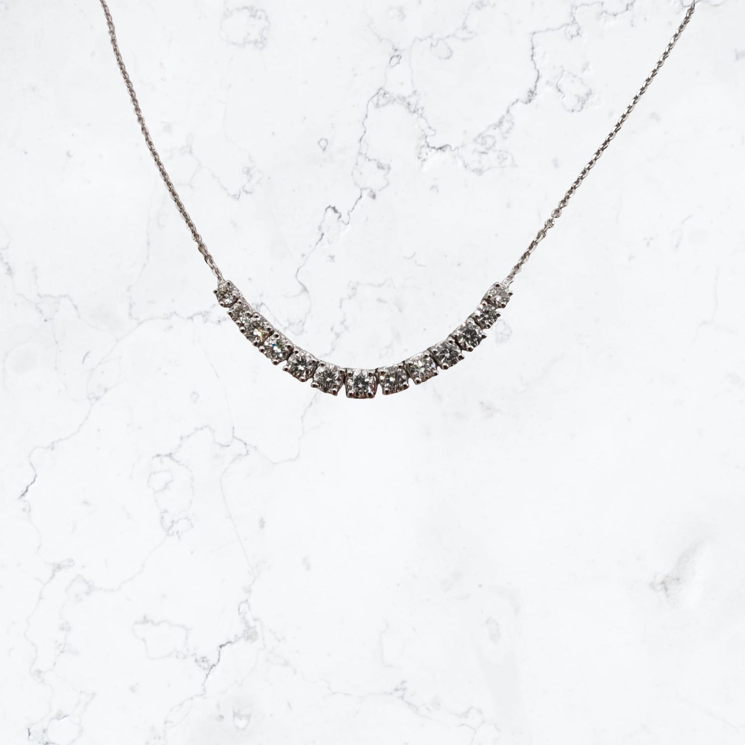Collana elegante in oro 18kt con diamanti degradé luminosi 1.11 carati