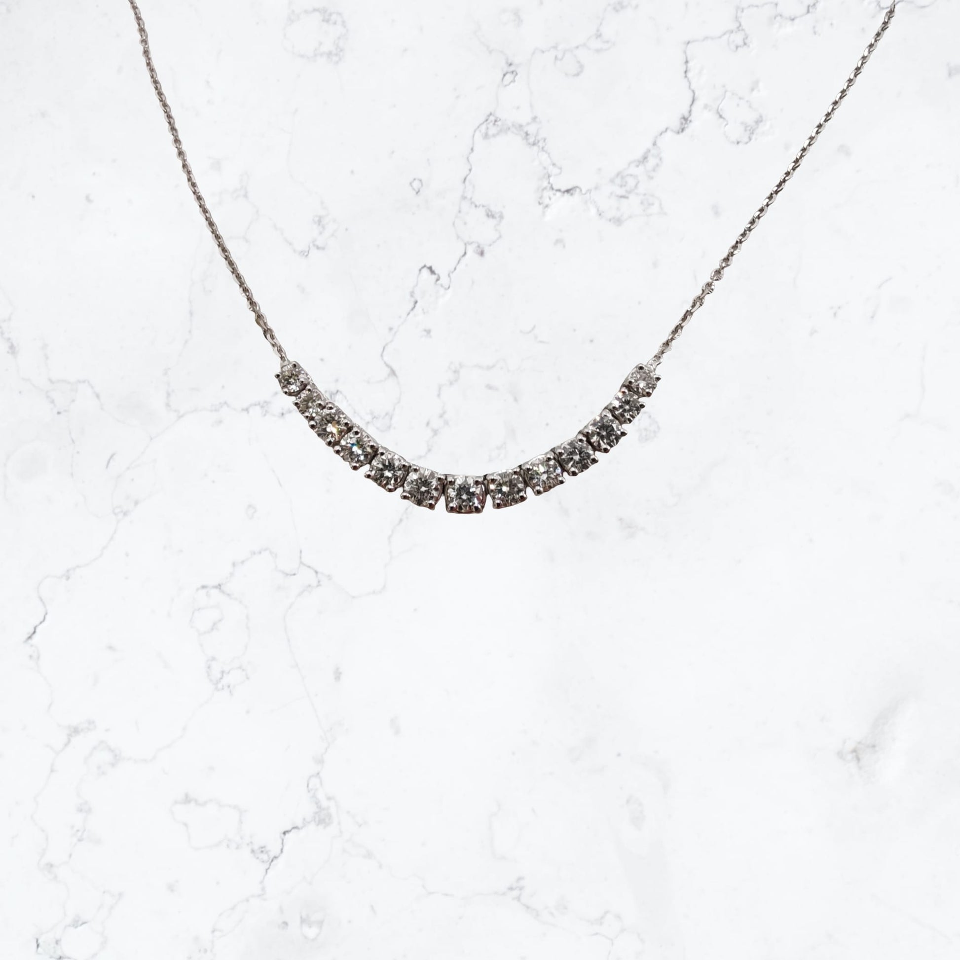 Collana elegante in oro 18kt con diamanti degradé luminosi 1.11 carati