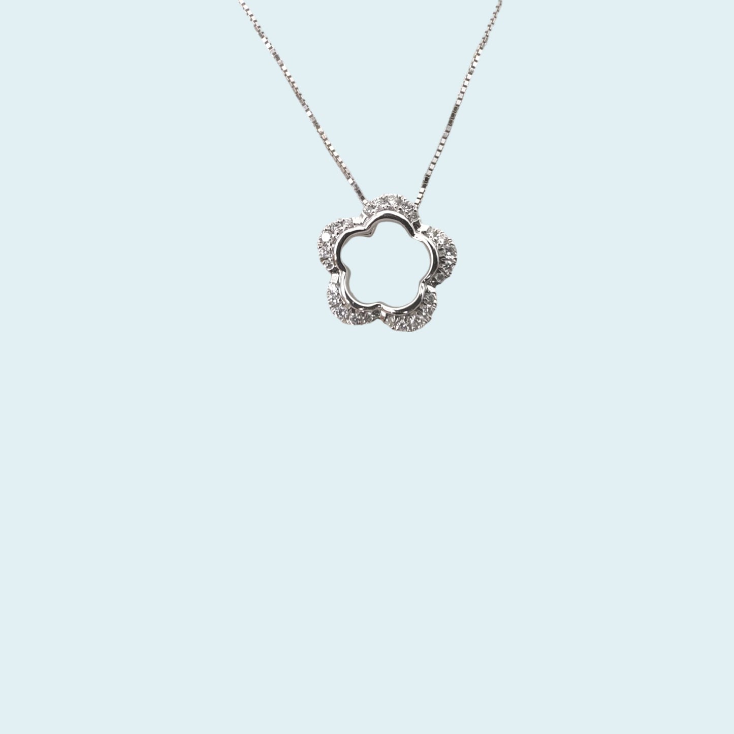 girocollo con un ciondolo in oro i a forma di fiore vuoto al centro con un contorno di diamanti