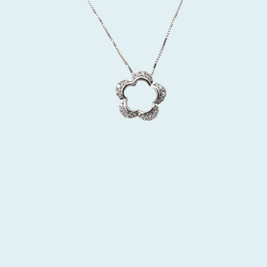 girocollo con un ciondolo in oro i a forma di fiore vuoto al centro con un contorno di diamanti