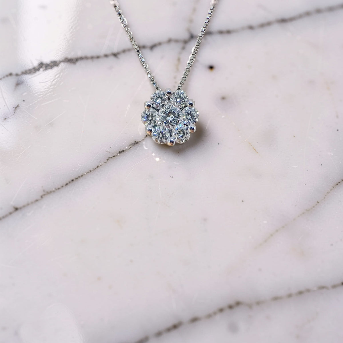 collana magic in oro bianco 18kt di meteore gioielli con 7 diamanti naturali montati a effetto solitario