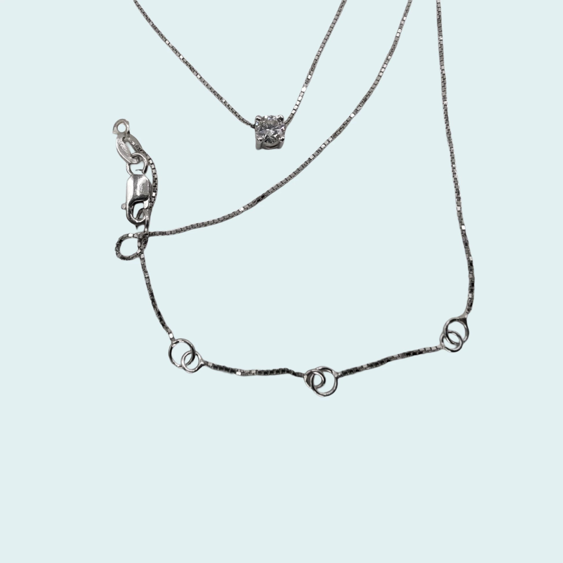 In questa foto notiamo che la collana del punto luce ha 3 possibilità di aggancio. Così ogni donna potrà personalizzare la lunghezza del girocollo