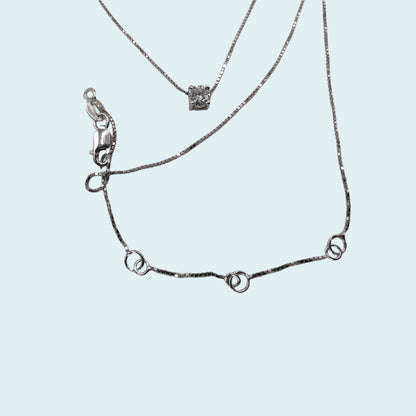 In questa foto notiamo che la collana del punto luce ha 3 possibilità di aggancio. Così ogni donna potrà personalizzare la lunghezza del girocollo