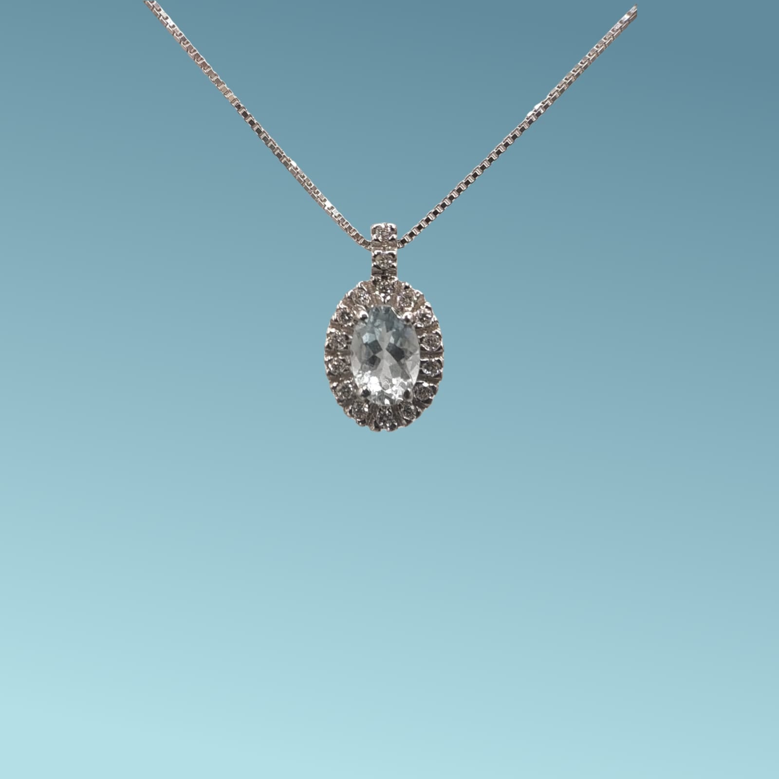 Girocollo in oro bianco 18kt di Meteore Gioielli con Acquamarina naturale taglio ovale ct0.44 e diamanti naturali taglio brillante per un totale di 0.10ct