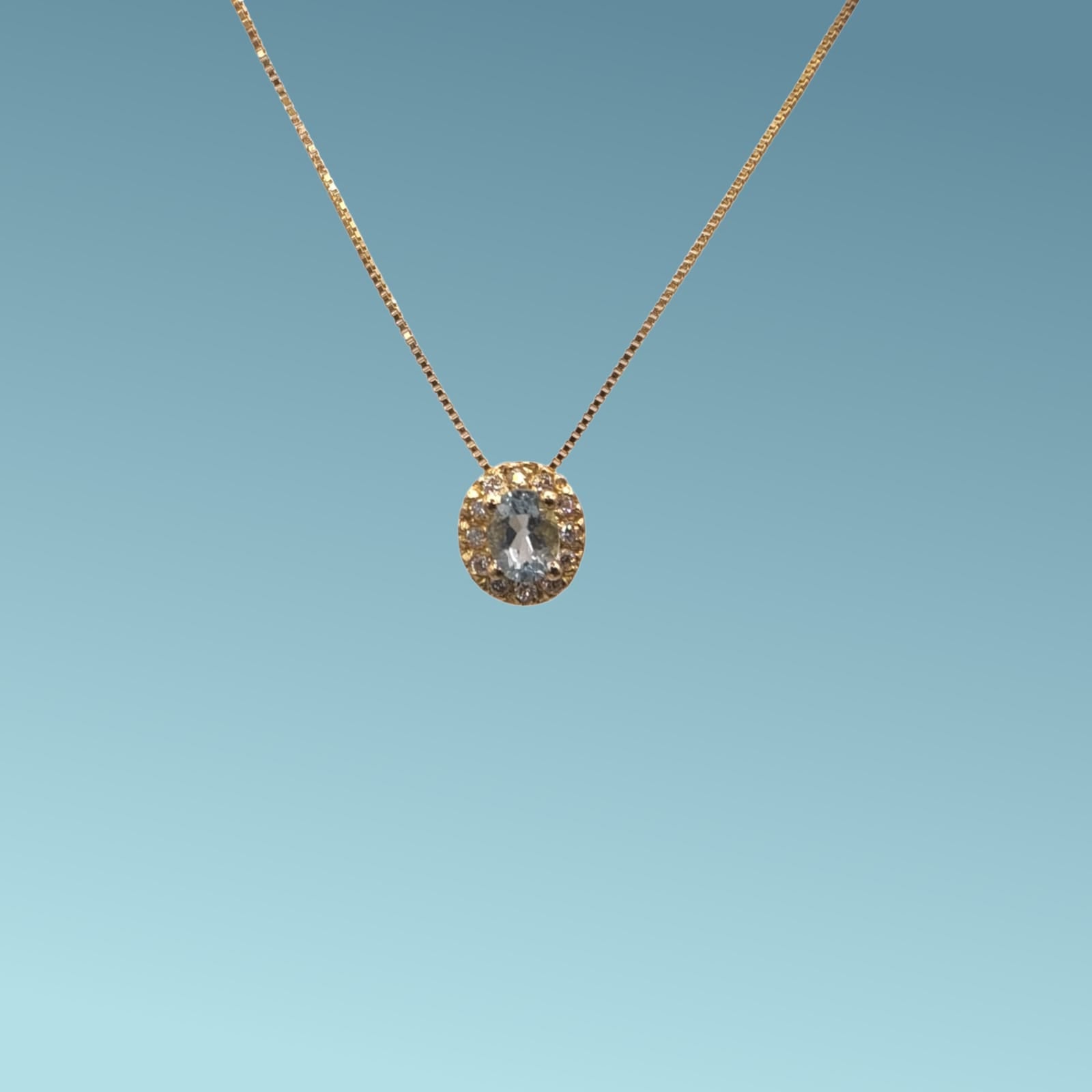Collana in oro giallo 18kt cm 45 di Meteore Gioielli con Acquamarina naturale taglio ovale e giro di diamanti naturali taglio brillante ct 0.05