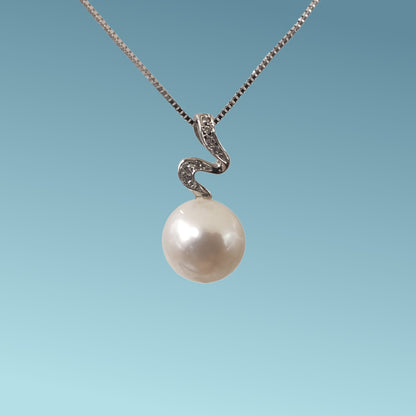 Girocollo in oro bianco 18kt maglia veneziana cm 45 di Meteore Gioielli e pendente con perla naturale di coltivazione in Acquadolce con diamanti naturali ct0.03
