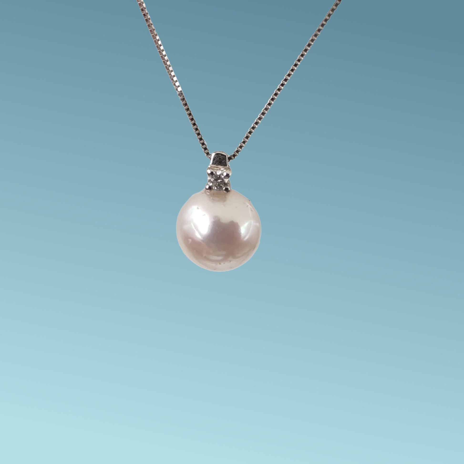 Girocollo maglia veneziana in oro bianco 18kt di Meteore Gioielli con Perla Akoya coltivazione in Acqua di Mare diam 7-7.5 con un diamante naturale ct 0.02.