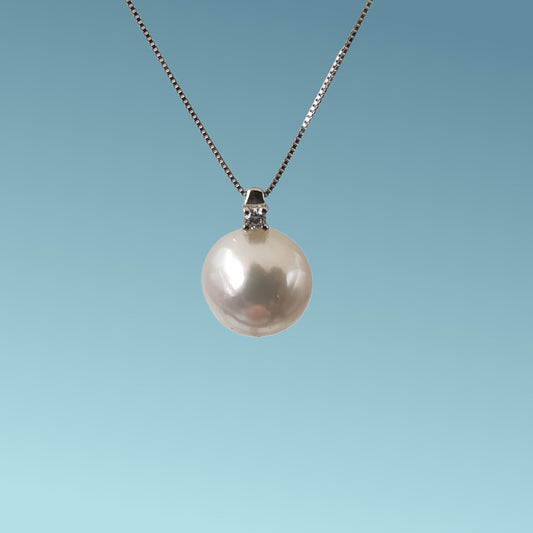 Girocollo maglia veneziana in oro bianco 18kt di Meteore Gioielli con Perla Akoya coltivazione in Acqua di Mare diam 8-8.5 con un diamante naturale ct 0.02.