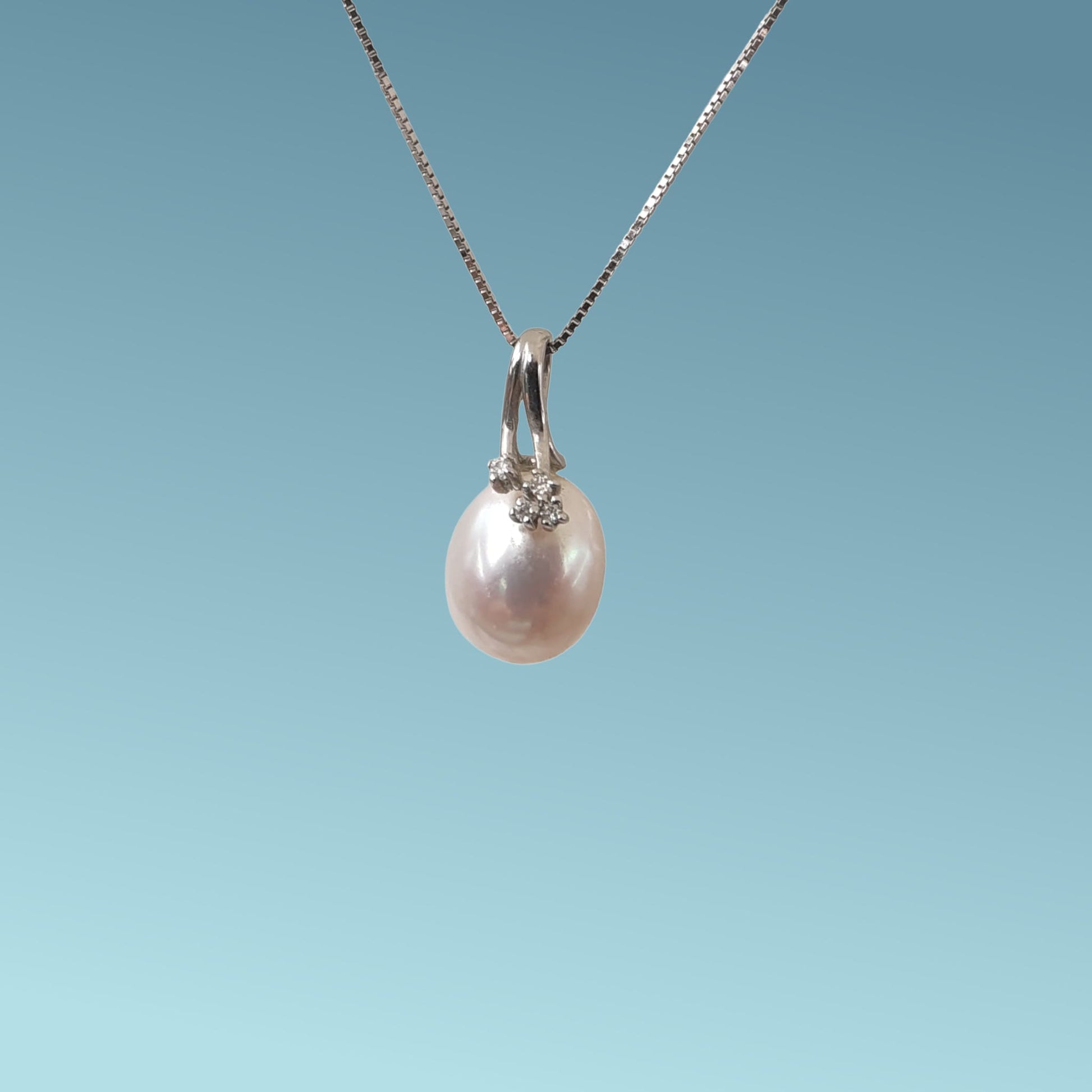 Girocollo in oro bianco 18kt Meteore Gioielli con pendente perla coltivata in Acqua dolce di forma ovale con diamanti naturali taglio brillante ct 0.03.