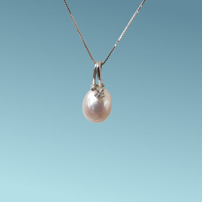 Girocollo in oro bianco 18kt Meteore Gioielli con pendente perla coltivata in Acqua dolce di forma ovale con diamanti naturali taglio brillante ct 0.03.