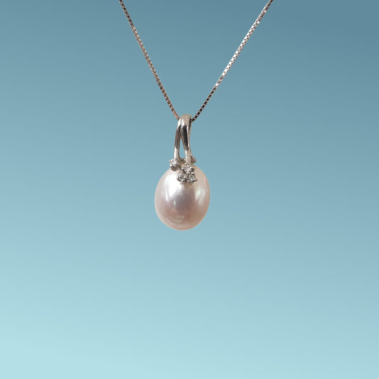 Girocollo in oro bianco 18kt Meteore Gioielli con pendente perla coltivata in Acqua dolce di forma ovale con diamanti naturali taglio brillante ct 0.03.