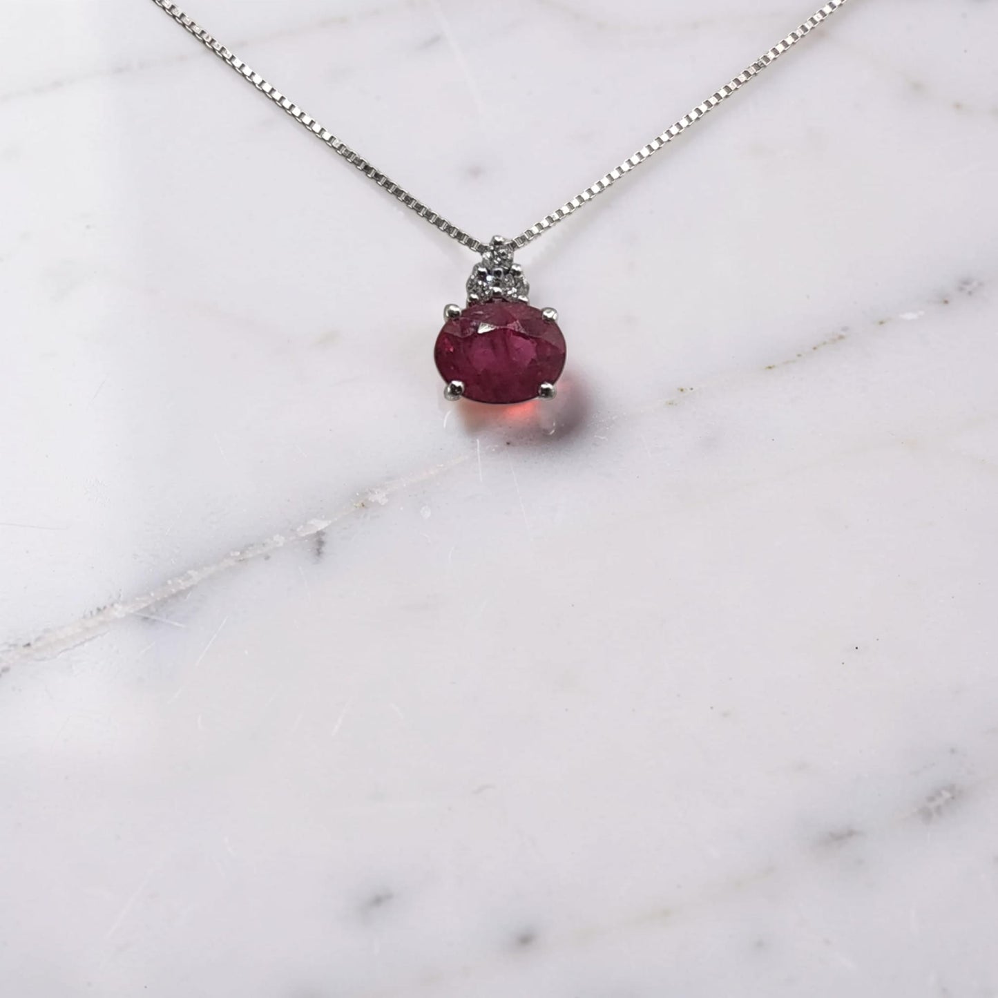 collana in oro bianco 18 kt con rubino ovale orizzontale da 0,38 ct e tre diamanti a triangolo meteore gioielli
