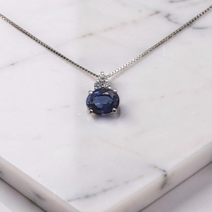 Collana in oro bianco 18 KT con zaffiro naturale ovale orizzontale da 0,36 ct e tre diamanti incastonati a triangolo firmata Meteore Gioielli