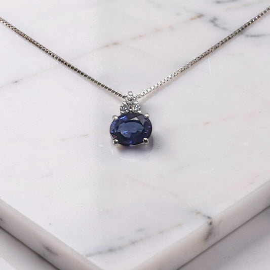 Collana in oro bianco 18 KT con zaffiro naturale ovale orizzontale da 0,36 ct e tre diamanti incastonati a triangolo firmata Meteore Gioielli