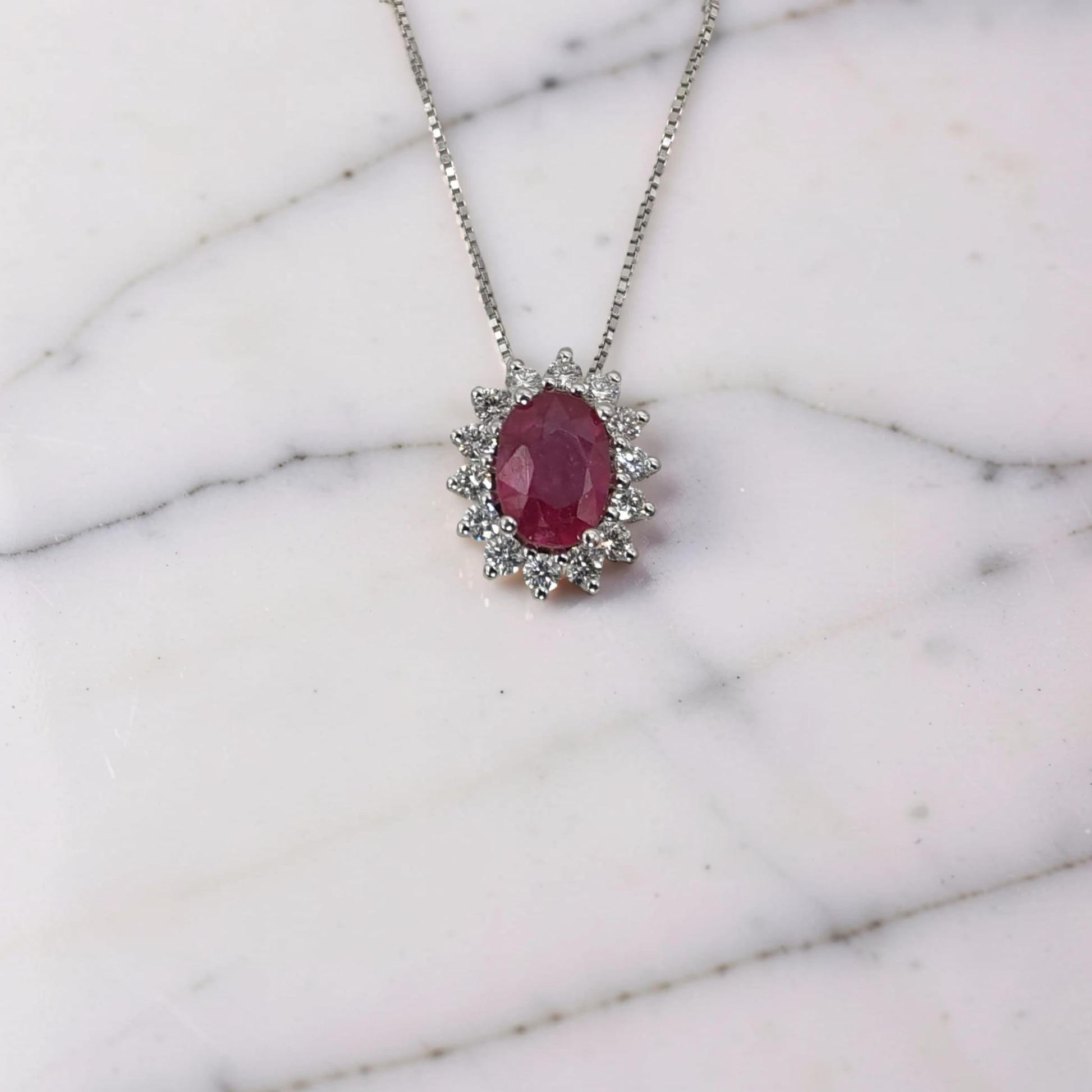 collana con rubino naturale ovale da 0.94 carati contornato da diamanti 0.29 ct G VS