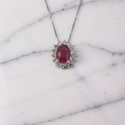 collana con rubino naturale ovale da 0.94 carati contornato da diamanti 0.29 ct G VS