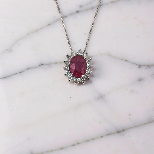 collana con rubino naturale ovale da 0.94 carati contornato da diamanti 0.29 ct G VS