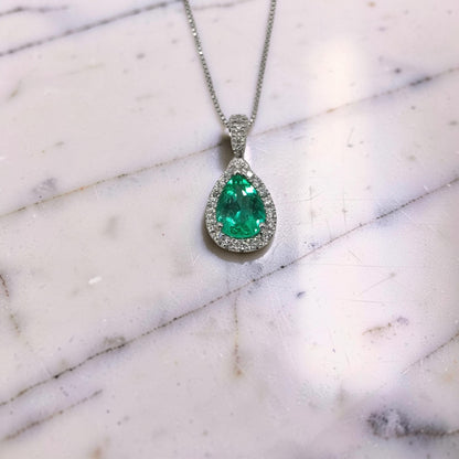 Collana firmata Meteore Gioielli in Oro Bianco 18 Kt con smeraldo naturale taglio a goccia 0,94 ct e diamanti naturali 0,13 ct