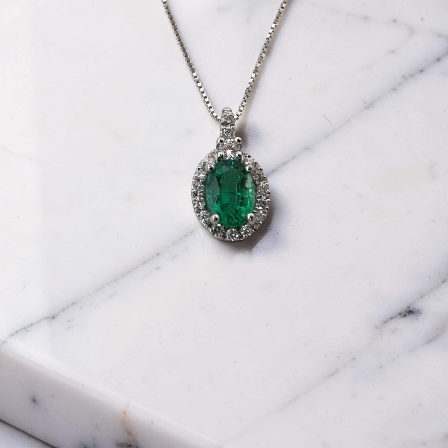 collana in oro bianco 18 kt con smeraldo naturale da 0,67 ct e diamanti da 0,14 ct, gioiello elegante firmato meteore gioielli