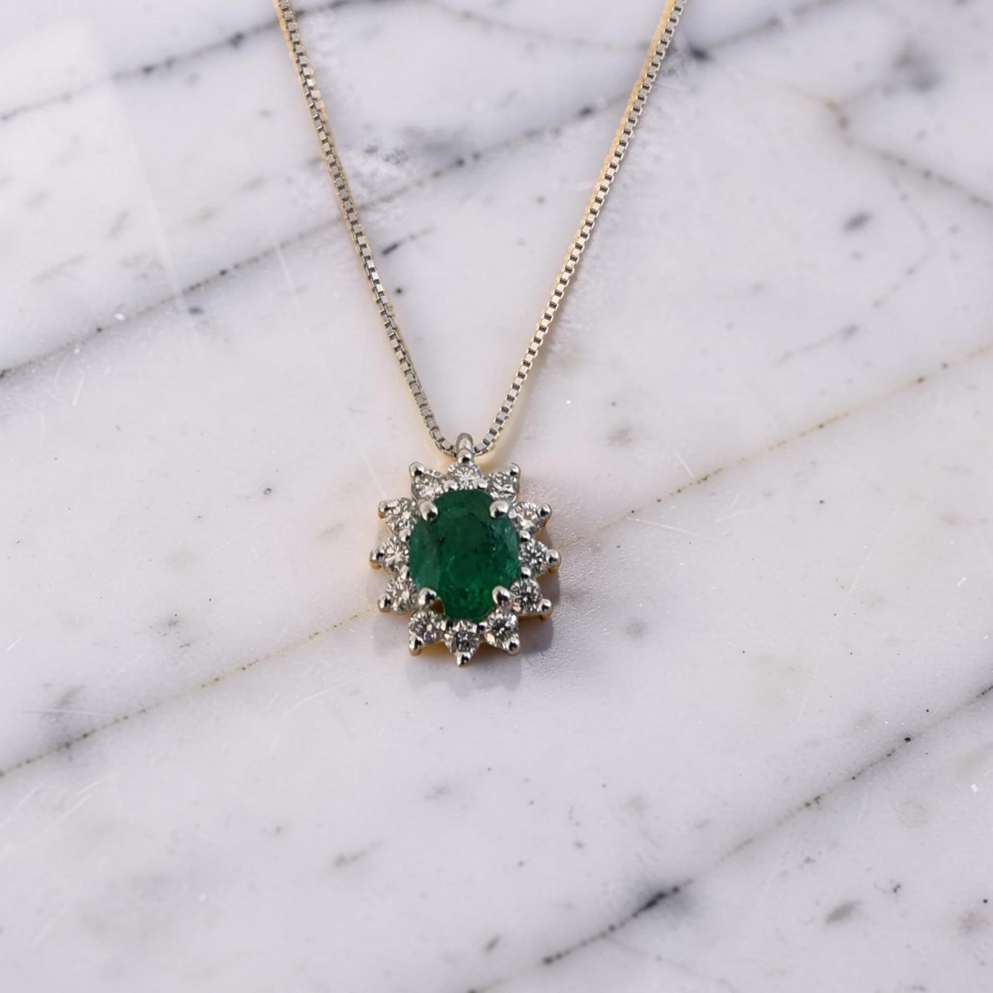 Collana Meteore Gioielli in Oro Bianco 18 Kt con smeraldo naturale taglio ovale 0,62 ct contornato da diamanti naturali 0,24 ct