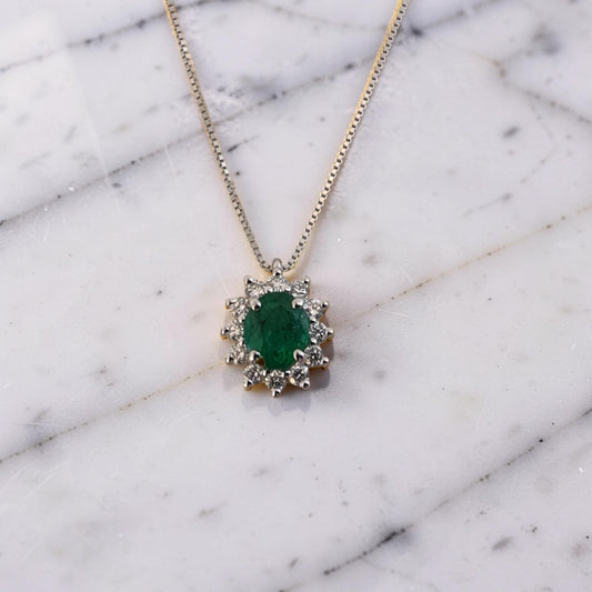 Collana Meteore Gioielli in Oro Bianco 18 Kt con smeraldo naturale taglio ovale 0,62 ct contornato da diamanti naturali 0,24 ct