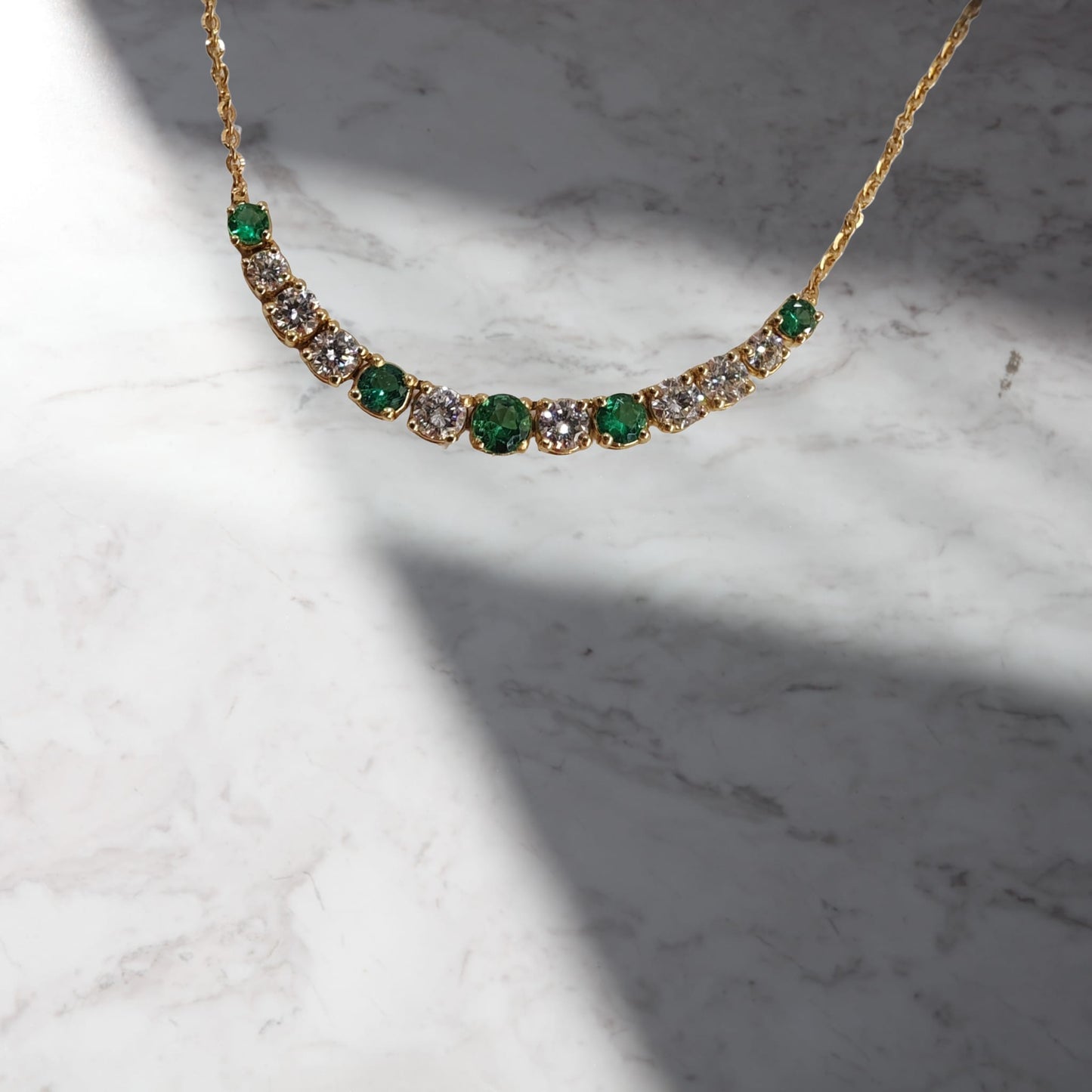 collana degradé in oro giallo 18kt con smeraldi 0.32 carati e diamanti naturali 0.63 carati g/vs