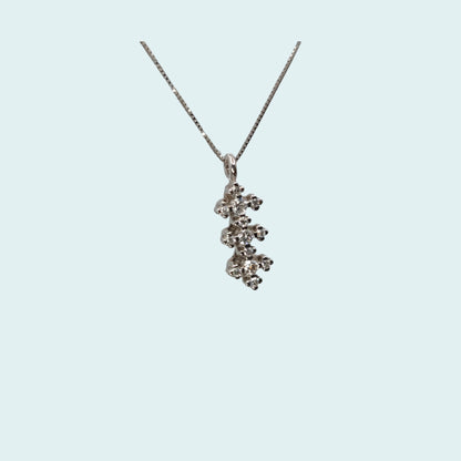 Collana con pendente in oro bianco e diamanti. 3 piccole croci di diamanti si fondono per creare un gioiello unico e inimitabile.