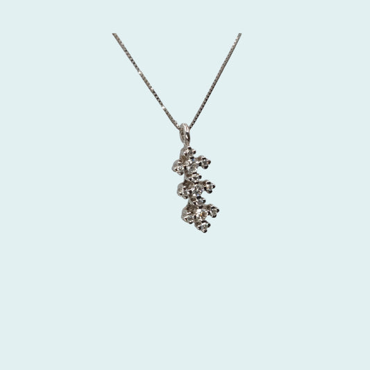 Collana con pendente in oro bianco e diamanti. 3 piccole croci di diamanti si fondono per creare un gioiello unico e inimitabile.