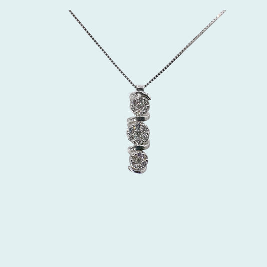 Collana con pendente a forma di trilogy in oro bianco 18 carati e diamanti. 3 cerchietti di diamanti avvolti da un filo d'oro che si intreccia nel gioiello