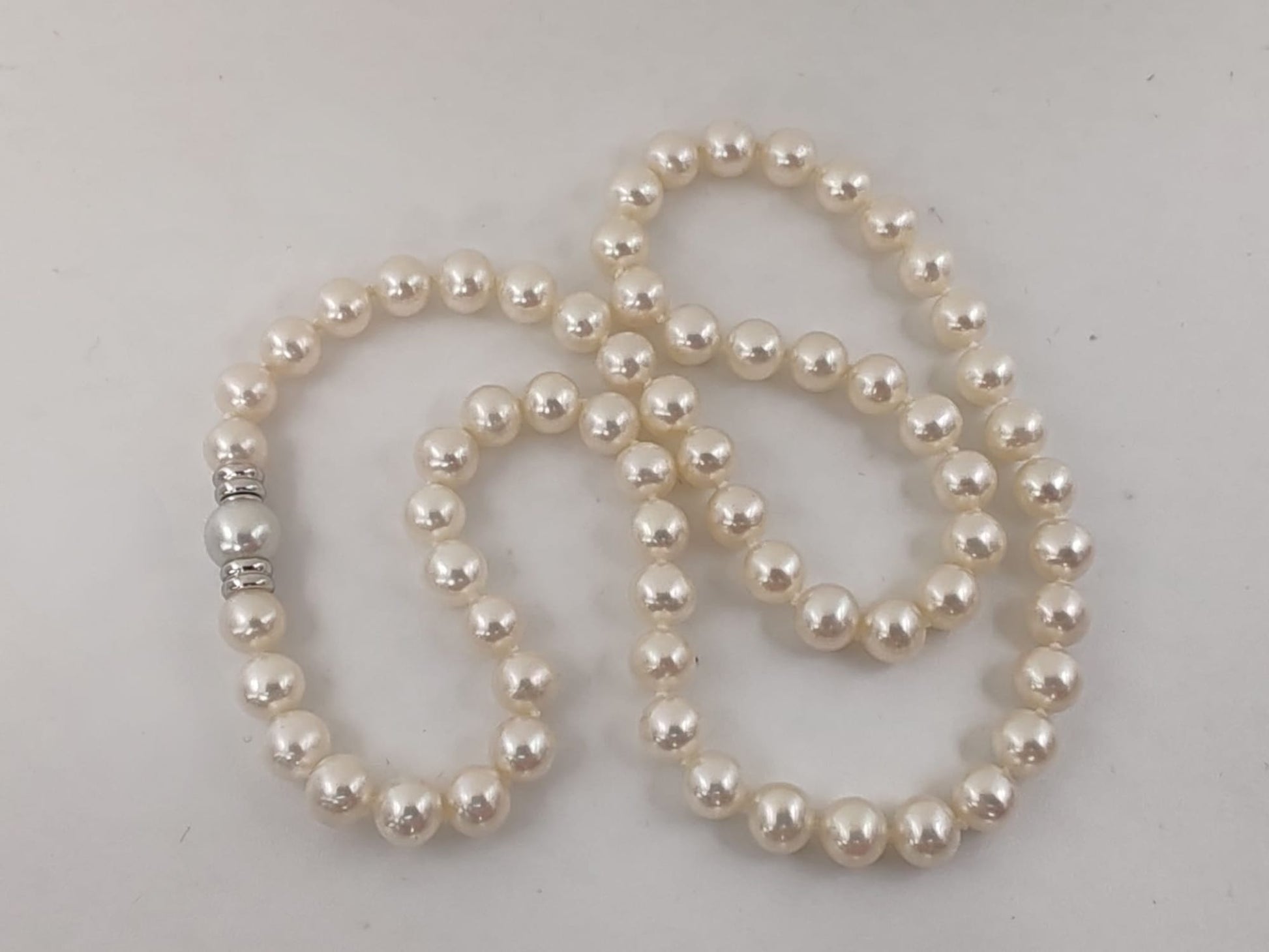 Collana con perle naturali di coltivazione in acqua dolce con una chiusura in oro bianco 18kt di Meteore Gioielli con perle di diametro compreso tra i 6-6.5 mm infilate a nodini