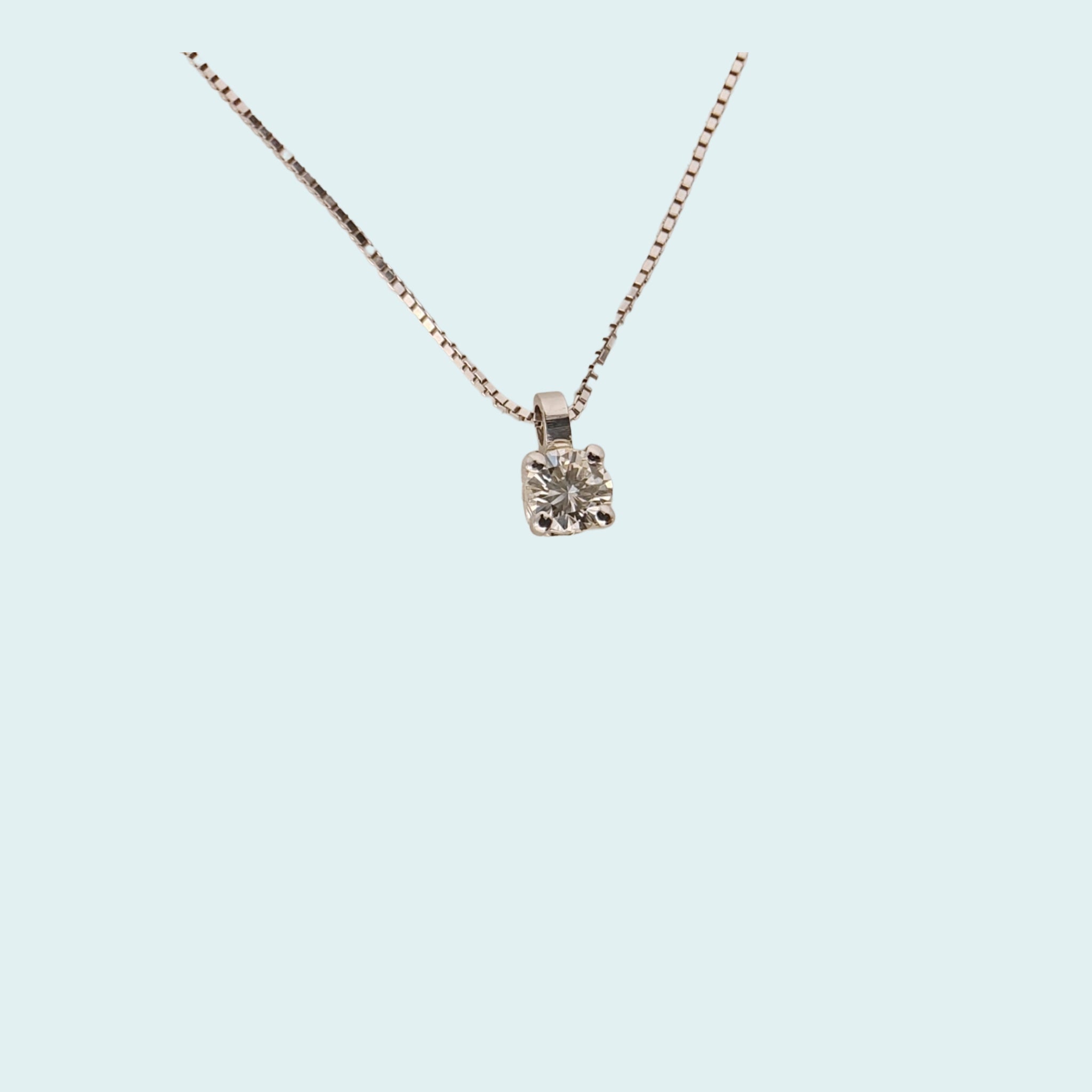 Collana in oro bianco 18 carati con punto luce con castone a filo che monta un bellissimo diamante