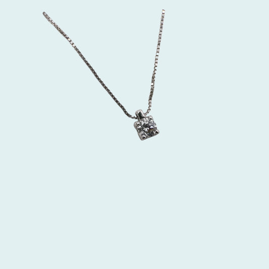 Collana in oro bianco 18 carati con diamante 0.18  g color vs montato su  un castone quadrato con anellino 
