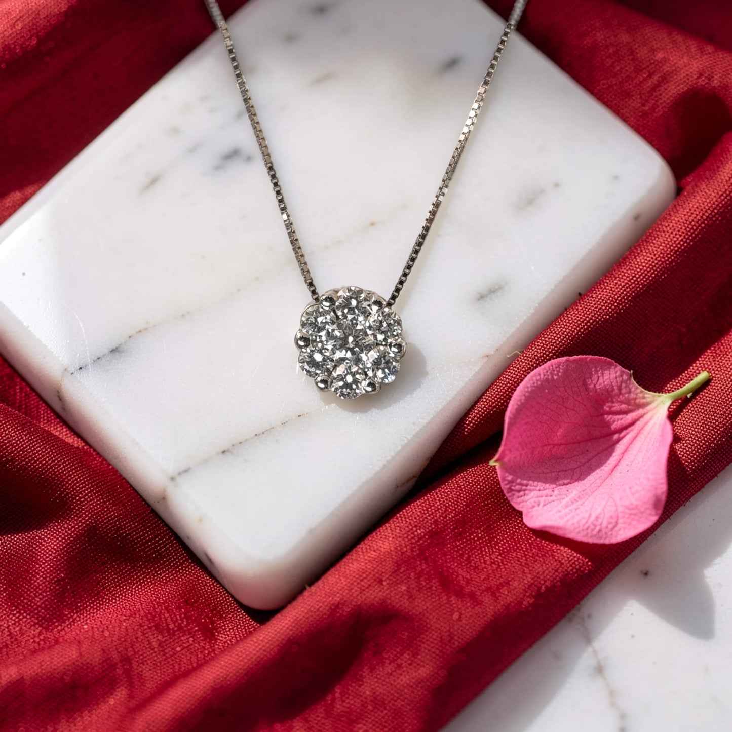 collana punto luce della linea magic, con diamante taglio brillante da 0,42 carati, colore g e purezza vs. un gioiello essenziale e luminoso della collezione meteore gioielli