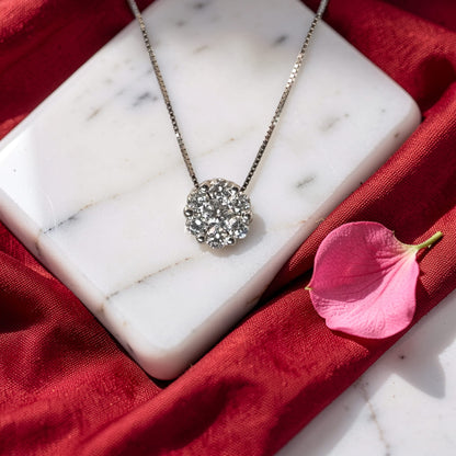 Collana Punto Luce della linea Magic, con diamante taglio brillante da 0,42 carati, colore G e purezza VS. Un gioiello essenziale e luminoso della collezione Meteore Gioielli