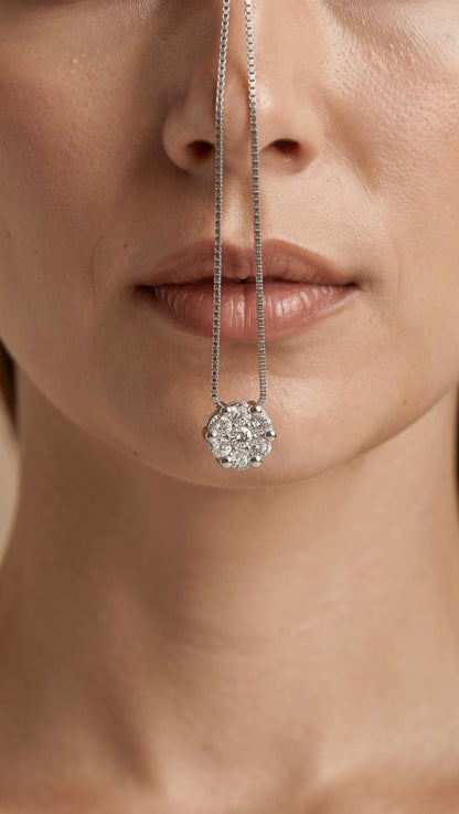 Collana Punto Luce della linea Magic, con diamante taglio brillante da 0,42 carati, colore G e purezza VS.