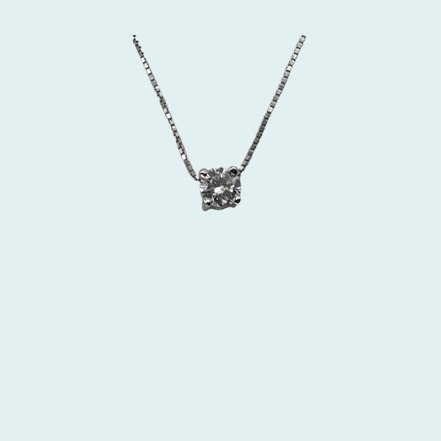 collana in oro con 1 punto luce. la luminosità del diamante è esaltata da un semplice castone a filo 