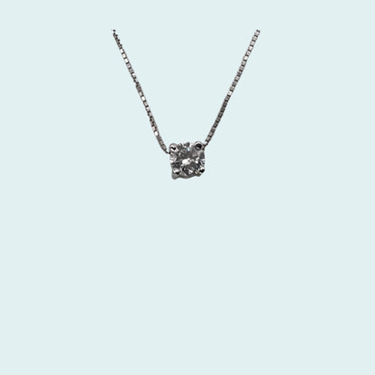 Collana in oro con 1 punto luce. la luminosità del diamante è esaltata da un semplice castone a filo 