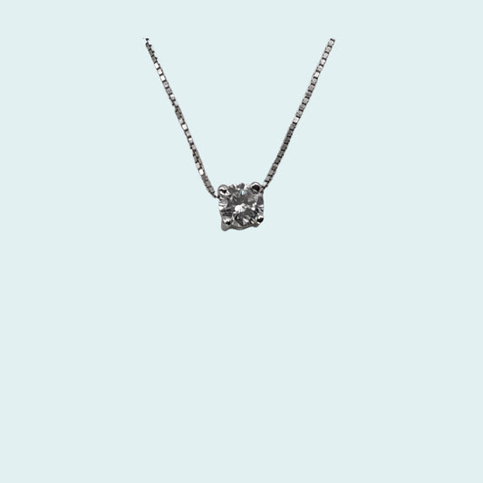 Collana in oro con 1 punto luce. la luminosità del diamante è esaltata da un semplice castone a filo 