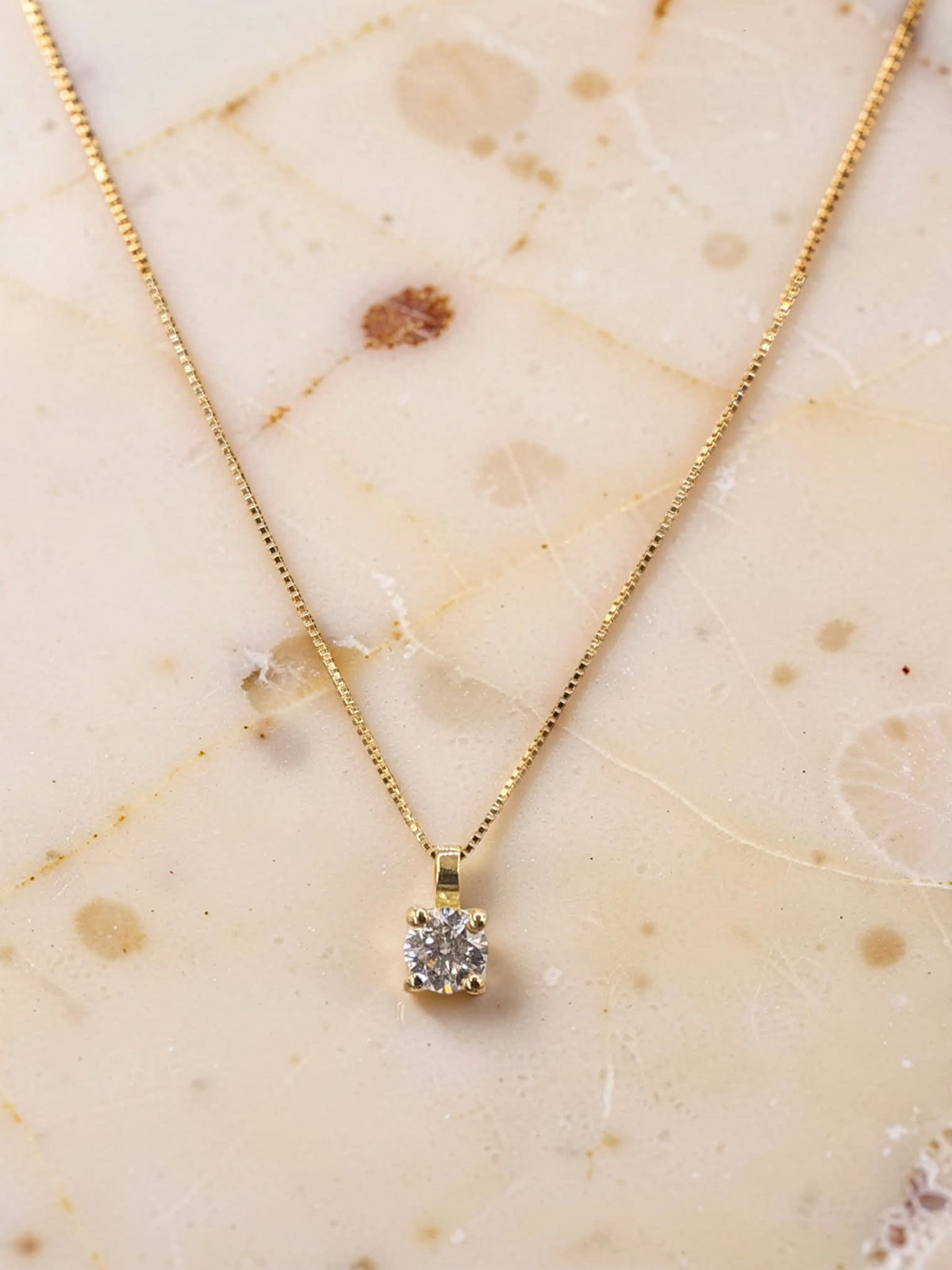 Dettaglio diamante naturale Triple Excellent 0,31 ct E SI1 certificato IGI su collana Punto Luce oro giallo