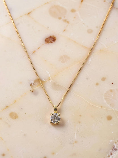 Dettaglio diamante naturale Triple Excellent 0,31 ct E SI1 certificato IGI su collana Punto Luce oro giallo