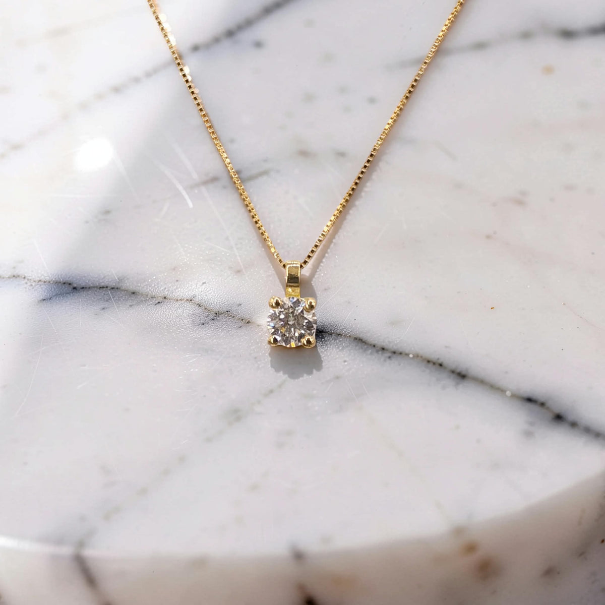 collana punto luce oro giallo 18kt con diamante naturale 0,31 ct colore e purezza si1 certificaziopne igi