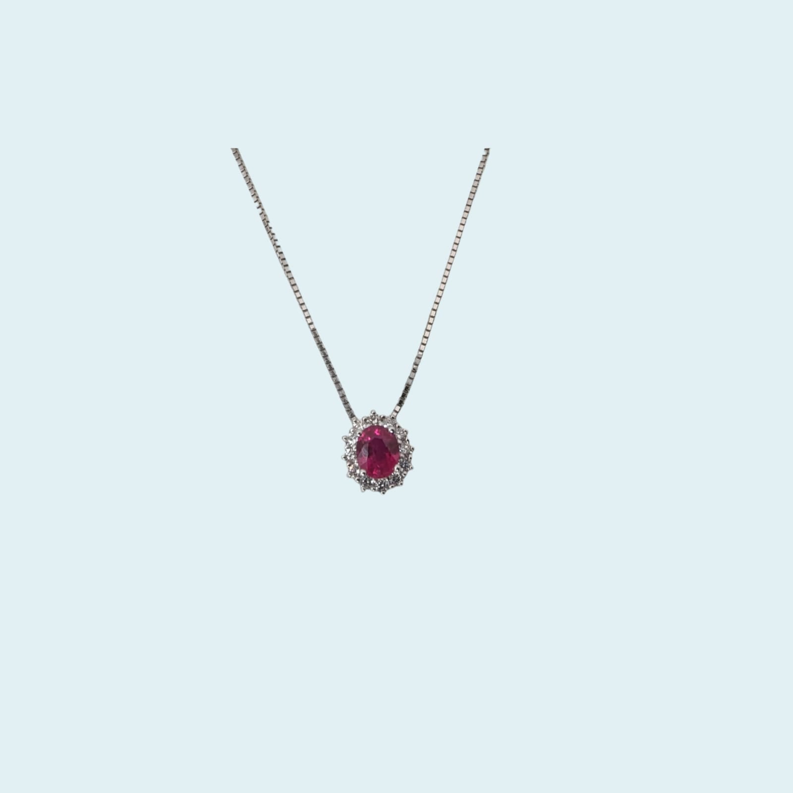 Collana in oro bianco 18kt cm 45 di Meteore Gioielli con Rubino naturale taglio ovale e contorno di diamanti naturali taglio brillante. 