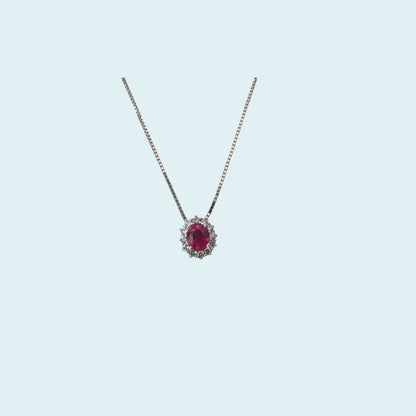 Collana in oro bianco 18kt cm 45 di Meteore Gioielli con Rubino naturale taglio ovale e contorno di diamanti naturali taglio brillante. 