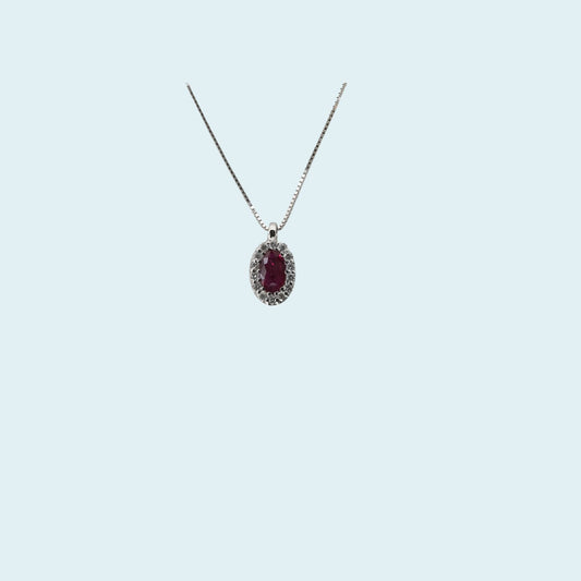 Collana in oro bianco 18kt cm 45 di Meteore Gioielli con Rubino naturale taglio ovale e contorno di diamanti naturali taglio brillante.