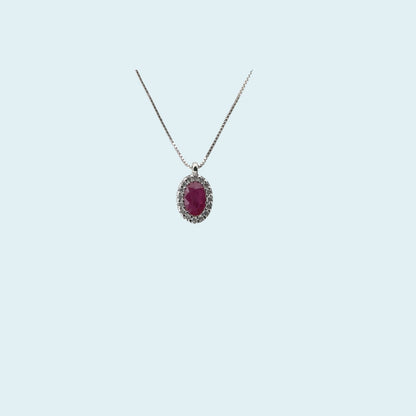 Collana in oro bianco 18kt cm 45 di Meteore Gioielli con Rubino naturale taglio ovale e contorno di diamanti naturali taglio brillante.