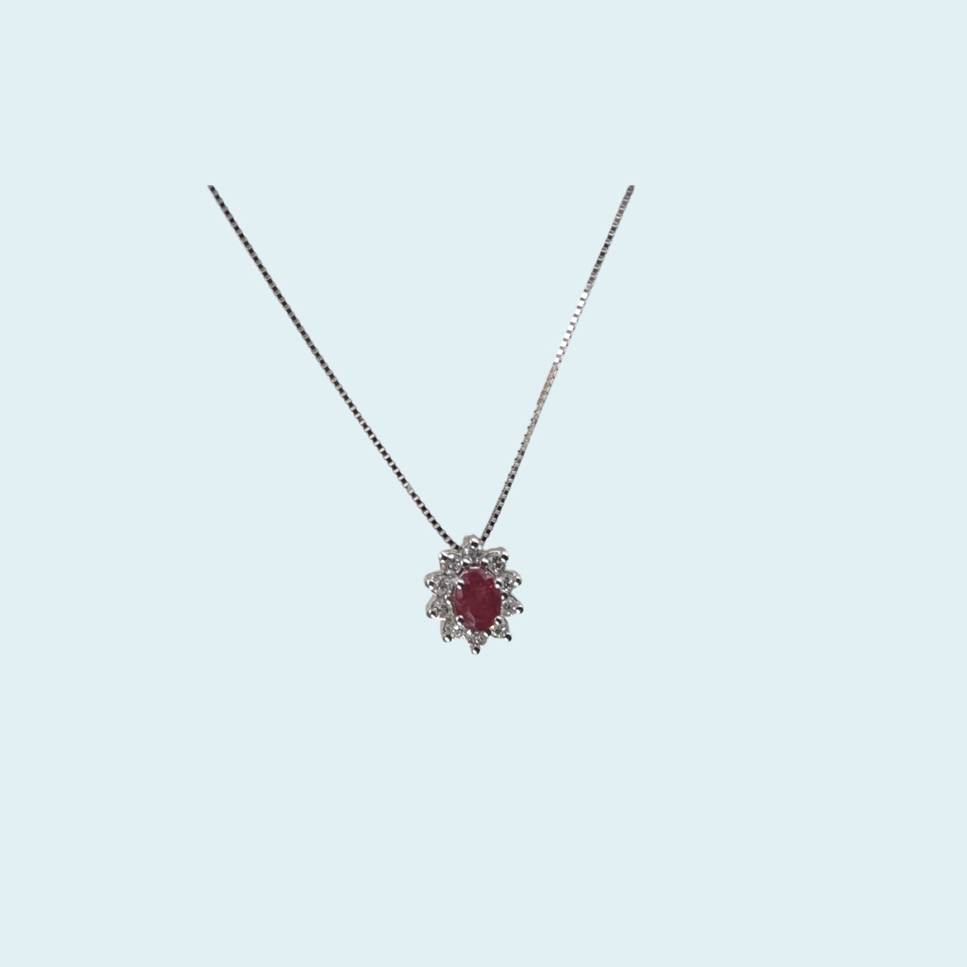 Collana in oro 18kt 45 cm di Meteore gioielli con Rubino naturale ovale e coroncina di Diamanti naturali taglio brillante dal design Classico ma sempre attuale.