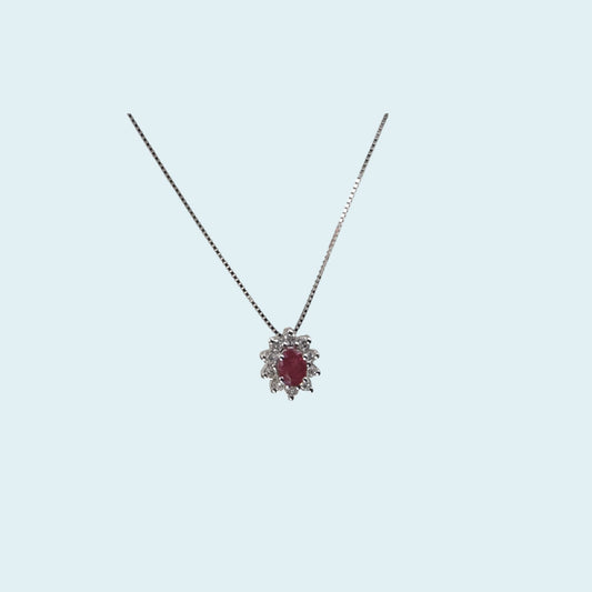 Collana in oro 18kt 45 cm di Meteore gioielli con Rubino naturale ovale e coroncina di Diamanti naturali taglio brillante dal design Classico ma sempre attuale.